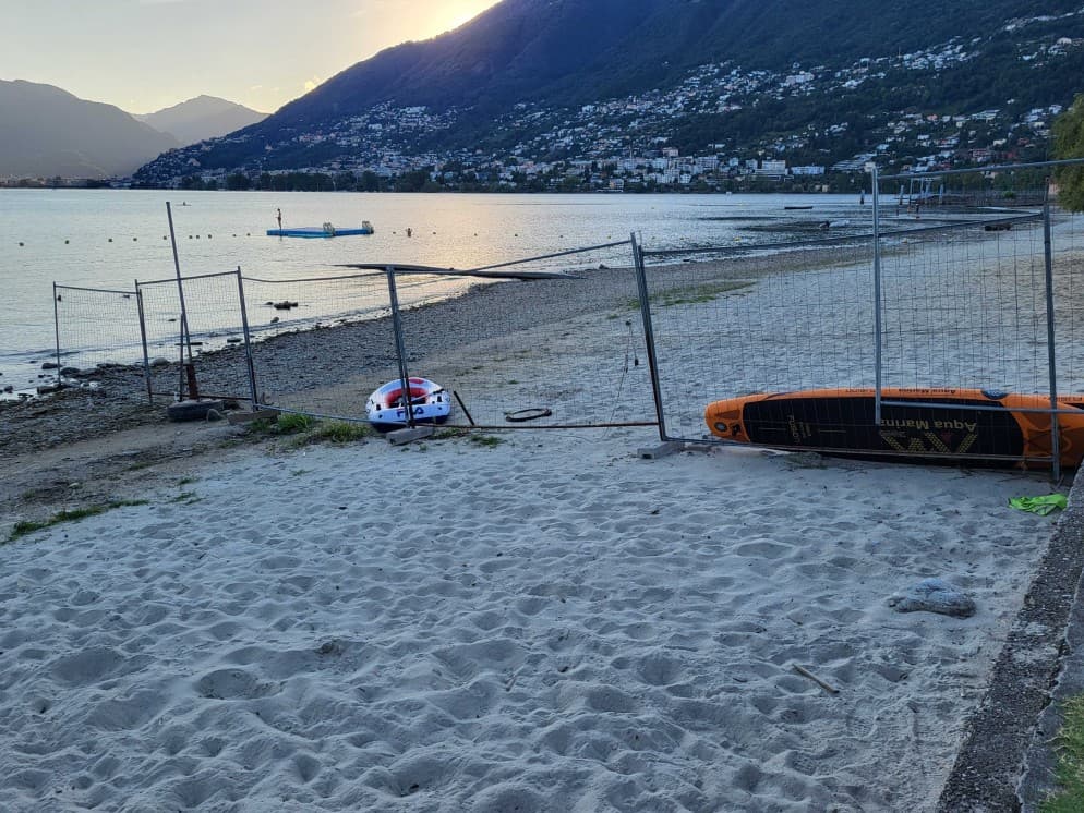 © Associazione "Rives Publiques Suisse - Sezione Ticino" / Foto delle transenne al Camping di Tenero
