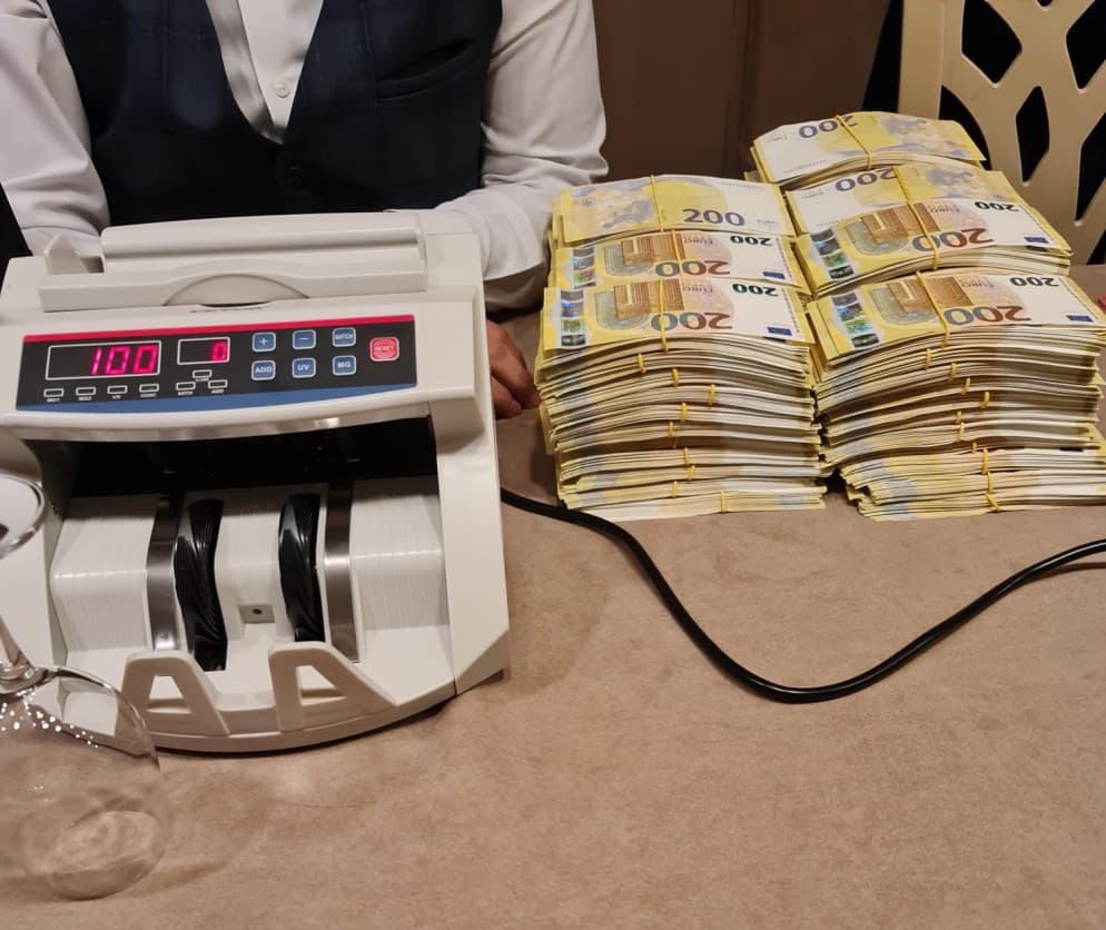 In una saletta di un hotel a 5 stelle di Lugano avevano il denaro e la macchinetta contasoldi.