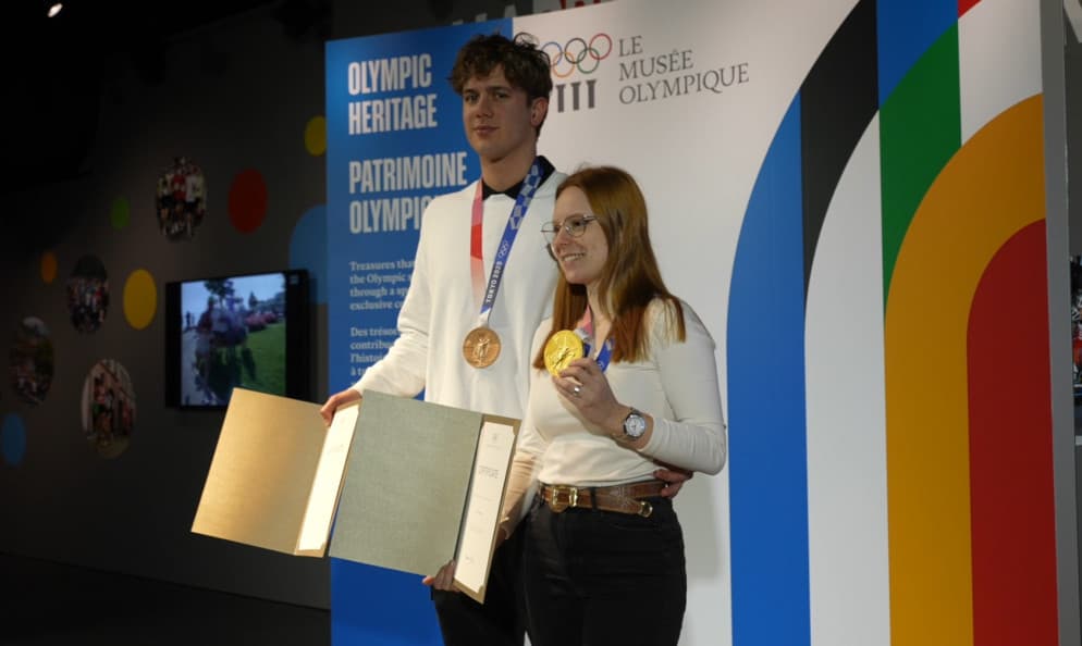 Noè Ponti e Nina Christen alla cerimonia al Museo Olimpico di Losanna. Da video © IOC / Storm Studio